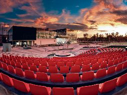 Al aire libre. Pantalla Bicentenario, ubicada de cara al Ágora Jenkins. ESPECIAL