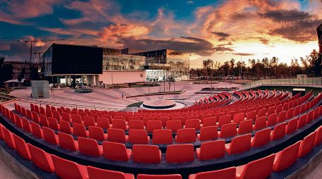 Al aire libre. Pantalla Bicentenario, ubicada de cara al Ágora Jenkins. ESPECIAL