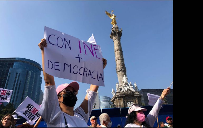El Monumento a la Revolución ya está listo para recibir a la marcha en defensa del INE que partió del Ángel de la Independencia. SUN / D. Simón