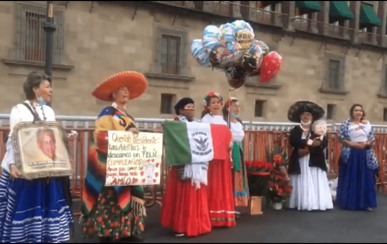Frente a Palacio Nacional y vestidas como 