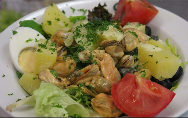 Recomendaron a la población alimentarse de manera balanceada, mediante platillos preparados con verduras, frutas y que no contengan carbohidratos y grasas saturadas. EFE / ARCHIVO