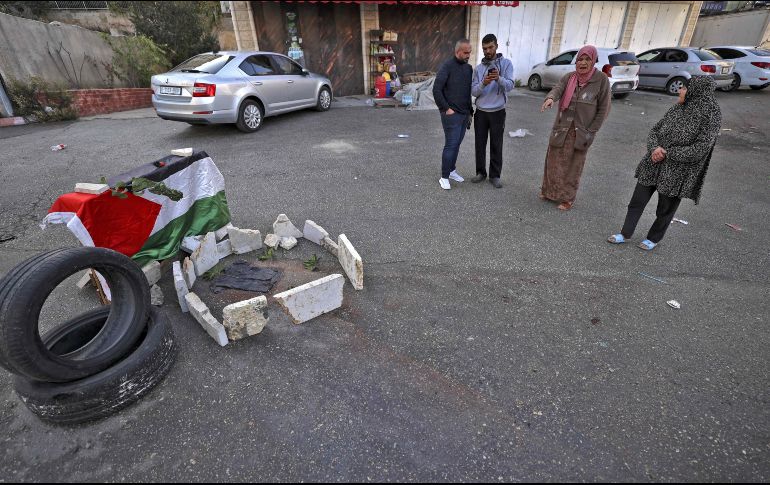 Varios palestinos se paran junto al lugar donde las fuerzas israelíes dispararon contra la joven, en la ciudad de Beitunia, cerca de la ciudad de Ramalá. AFP/A. Momani