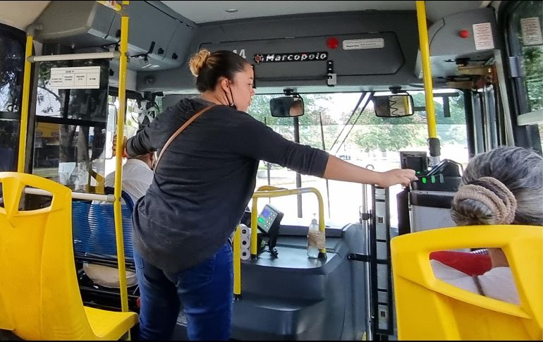 Los usuarios del transporte público que recarguen su tarjeta desde el celular tendrán que pagar comisión. EL INFORMADOR/ ARCHIVO