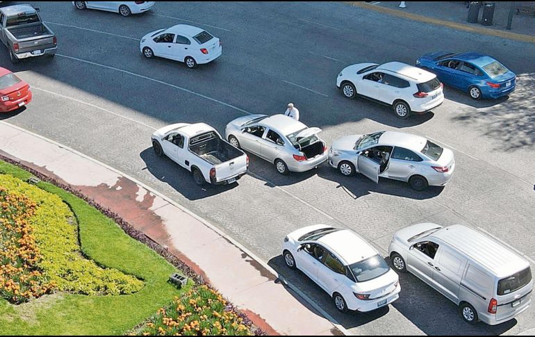 En la Glorieta Minerva, un choque laminero afectó la circulación vehicular alrededor de las 13:30 horas. Los particulares permanecieron en el punto y provocaron que el tránsito se cargara en el circuito tapatío. EL INFORMADOR/ A. Navarro