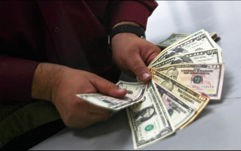 El precio máximo a la venta de la divisa estadounidense es de 19.81 pesos por dólar y el mínimo a la compra es de 18.20. NTX / ARCHIVO