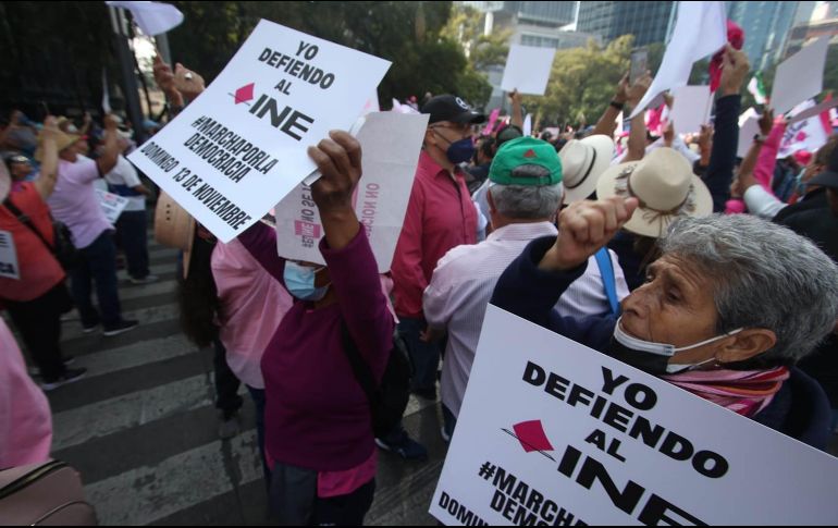 López Obrador señaló que la gente sabe que se ha padecido de fraudes y es una vergüenza que estén queriendo mantener un sistema antidemocrático y que salgan a marchar por eso. SUN / ARCHIVO