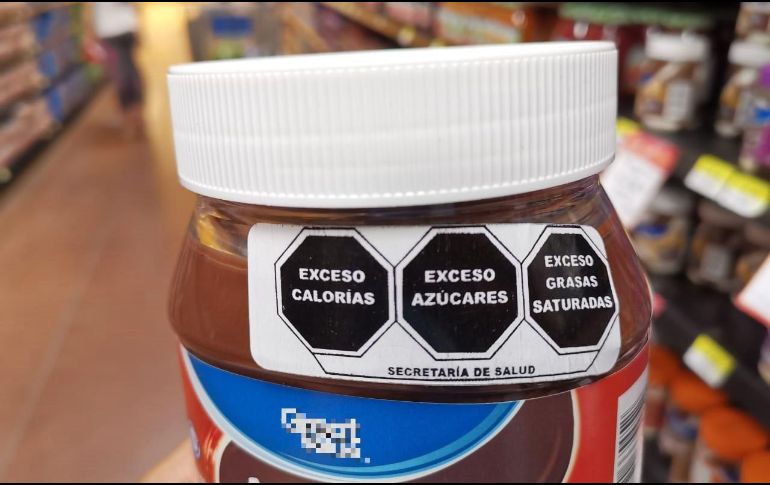 Las empresas que fabrican alimentos y bebidas preenvasados con alto contenido calórico, de azúcar, sodio, grasas y grasas trans, así como edulcorantes deben tener etiquetado frontal que advierta de ese contenido. SUN / ARCHIVO