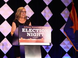 Katie Hobbs derrotó a la republicana Kari Lake y gobernará Arizona. AFP