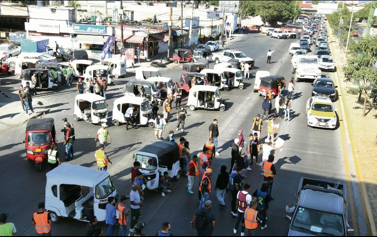 Los mototaxistas que se manifestaron quieren que regrese con vida su compañero “Pechocho”. Hoy volverán a protestar a las 09:00 horas en el mismo punto de la ciudad: Avenida López Mateos y Camino Viejo a Santa Ana. EL INFORMADOR/ A. Camacho