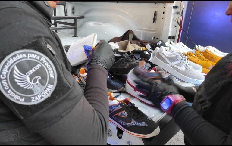 Un hombre fue detenido por robar más de 18 pares de tenis de una plaza comercial en Zapopan. ESPECIAL