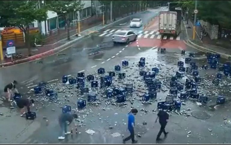 En tan sólo 30 minutos la calle se limpió en su totalidad gracias al trabajo en conjunto. ESPECIAL/CAPTURA DE VIDEO