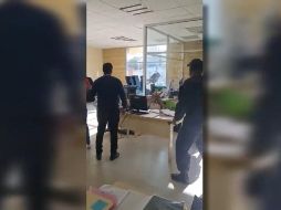 En redes sociales se viralizó un video donde se observa cómo el sujeto detenido toma un objeto punzocortante y amenaza al personal e inició su intento de fuga. ESPECIAL /