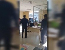 En redes sociales se viralizó un video donde se observa cómo el sujeto detenido toma un objeto punzocortante y amenaza al personal e inició su intento de fuga. ESPECIAL /