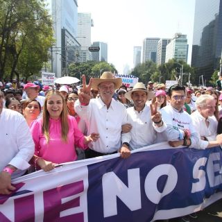 López Obrador acusa a asistentes de marcha por INE de apoyar "antidemocracia"