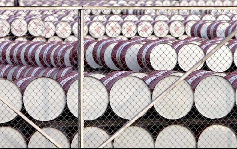 En la imagen un registro de archivo de cientos de barriles de petróleo. EFE/ARCHIVO