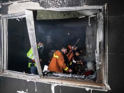 La Defensa Civil de Gaza atribuyó el incendio a los contenedores de gasolina que se encontraban almacenados en el edificio. AFP/M. Hams
