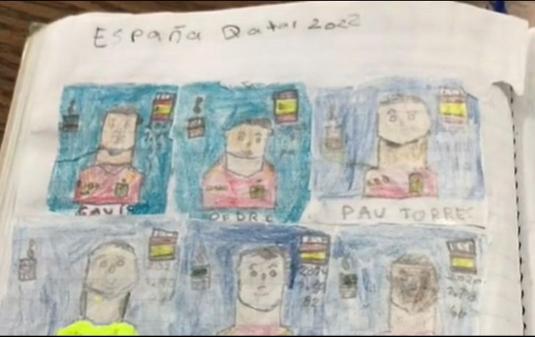 Un alumno le mostró a su profesor el álbum de la Copa del Mundo de Qatar 2022 que hizó con dibujos. TIKTOK/CAPTURA DE VIDEO