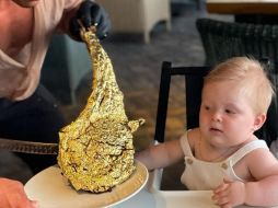 Entre los platillos que pidieron está el Golden Tomahawk, carne de wagyu de lujo envuelta en una hoja de oro de 24 quilates. ESPECIAL