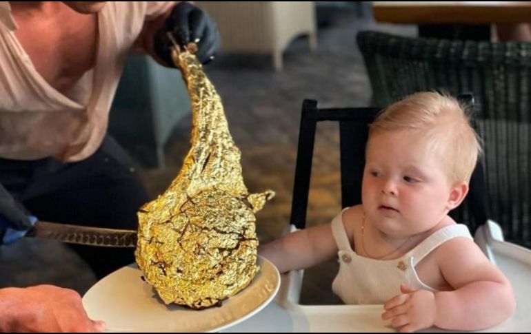 Entre los platillos que pidieron está el Golden Tomahawk, carne de wagyu de lujo envuelta en una hoja de oro de 24 quilates. ESPECIAL