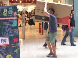 Los tapatíos ya aprovecharon el primer día del Buen Fin Fin para llevarse electrodomésticos, ropa, blancos, entre otros productos con descuentos. EL INFORMADOR/ CARLOS ZEPEDA