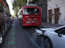 El accidente ocurrió en el BusBici en Avenida Hidalgo, luego de que u auto invadiera el carril exclusivo. EL INFORMADOR/ CARLOS ZEPEDA
