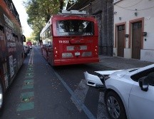 El accidente ocurrió en el BusBici en Avenida Hidalgo, luego de que u auto invadiera el carril exclusivo. EL INFORMADOR/ CARLOS ZEPEDA