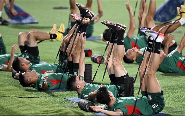 Con el grupo de 'sparrings' en un lado del terreno, en el otro los jugadores del Tri completaron ejercicios de calentamiento con el balón y estiramientos. AFP / A. Estrella