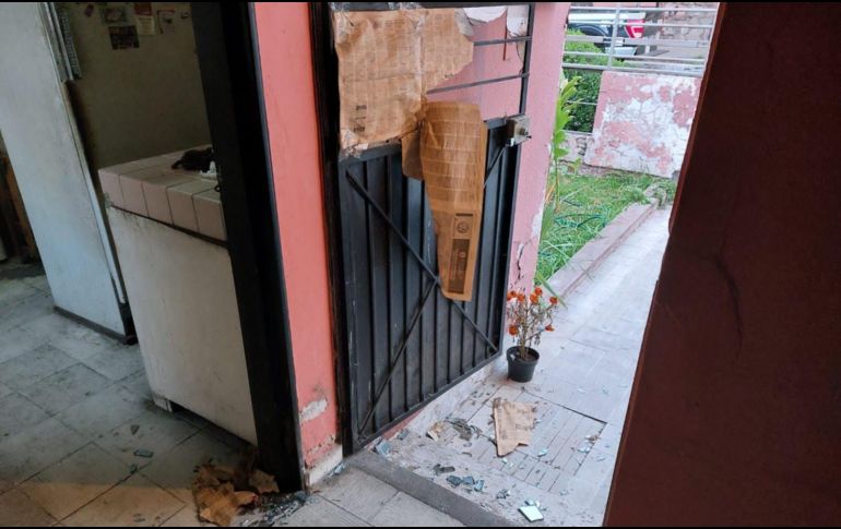 Los oficiales detienen a un hombre que presuntamente agredía a una mujer de la tercera edad, y le aseguraron una navaja y cerca de mil 400 pesos le robó a la afectada. ESPECIAL / Policía de Guadalajara