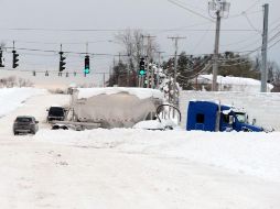 La tormenta causó estragos en algunas calzadas y los grandes vehículos de carga que debieron tomar rutas alternas. AFP/J. Normile