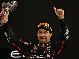 Checo Pérez cerró la temporada con un nuevo podio, pero el objetivo de hacer el 1-2 en el Campeonato de Pilotos con su coequipero Verstappen no pudo ser para el mexicano y para Red Bull. AFP / B. Stansall