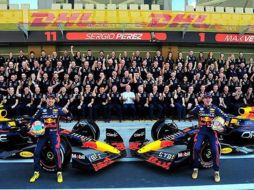 Checo Pérez y Max Verstappen. TWITTER/@escuderiatelmex