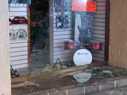 Los oficiales llegaron a una tienda de música que tenía el cristal roto, encontraron a un hombre que trataba de llevarse una caja de cartón y lo aseguraron. ESPECIAL