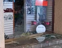 Los oficiales llegaron a una tienda de música que tenía el cristal roto, encontraron a un hombre que trataba de llevarse una caja de cartón y lo aseguraron. ESPECIAL