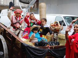 Asistentes en el desfile militar disfrutan el homenaje a la Revolución Mexicana. SUN / B. Fregoso