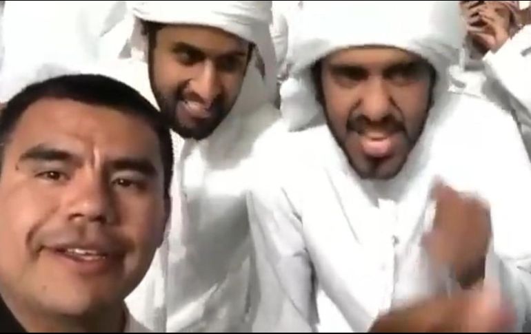 Un mexicano enseñó a los aficionados del país anfitrión a dedicarle una porra al Club América. ESPECIAL