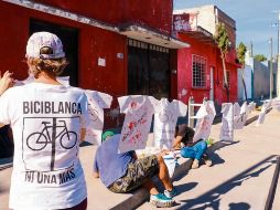 Colocan bicicletas blancas y carteles manchados de rojo en los puntos donde ocurrió un accidente fatal. EL INFORMADOR/ A. Navarro