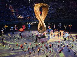El símbolo del Mundial convocó a su alrededor a músicos, bailarines, botargas, banderas y sobre todo, la emoción que despierta el balompié. XINHUA
