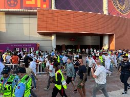 En redes sociales, varios usuarios han mostrado imágenes y videos de aglomeraciones y largas filas en las inmediaciones del estadio pidiendo que el problema de las entradas se resuelva. AP / S. Wade