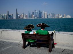 Dos aficionados mexicanos miran un aspecto de la ciudad de Doha. AP / N. Pisarenko