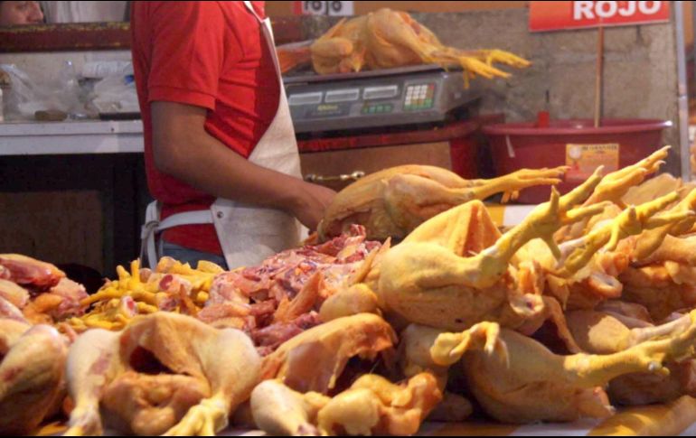 Según las autoridades de la Sader, por el momento el hallazgo del virus de influenza aviar AH5N1 en algunas granjas de Jalisco no ha impactado en el precio del pollo. NTX/ARCHIVO