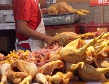 Según las autoridades de la Sader, por el momento el hallazgo del virus de influenza aviar AH5N1 en algunas granjas de Jalisco no ha impactado en el precio del pollo. NTX/ARCHIVO