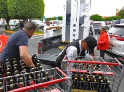 José Luis compró más de 100 salsas sazonadoras aprovechando los descuentos del Buen Fin 2022. EL INFORMADOR/ ALONSO CAMACHO