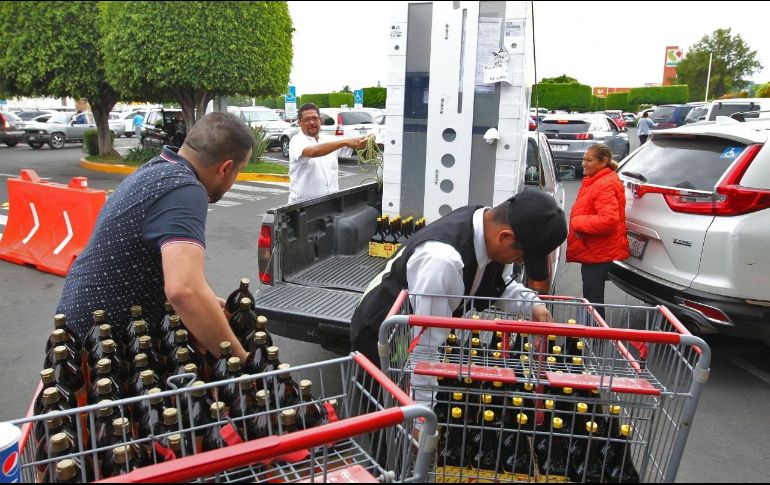 José Luis compró más de 100 salsas sazonadoras aprovechando los descuentos del Buen Fin 2022. EL INFORMADOR/ ALONSO CAMACHO