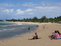 Con armas, los guardias de seguridad increpan a los ciudadanos que intentan acceder a las playas. EFE / ARCHIVO