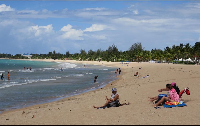 Con armas, los guardias de seguridad increpan a los ciudadanos que intentan acceder a las playas. EFE / ARCHIVO