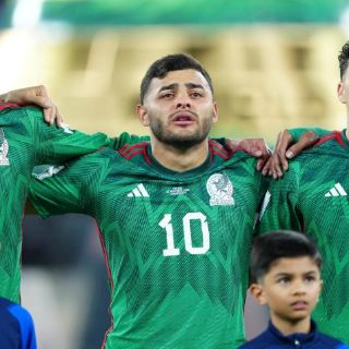 Alexis Vega rompe en llanto al cantar el Himno Nacional en Qatar 2022