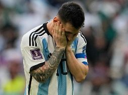 Al parecer todo fue sanamente porque segundos después se le observa a Messi sonriendo al escuchar a su rival. AP / E. Noroozi