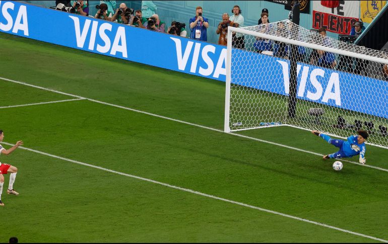 Memo Ochoa ataja penalti a Lewandowski  y surgen los memes