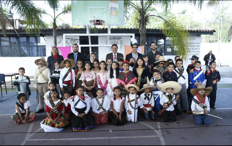 Juan José Frangie presenció algunas representaciones artísticas que interpretaron los alumnos con motivo del aniversario de la Revolución Mexicana. ESPECIAL/Gobierno de Zapopan