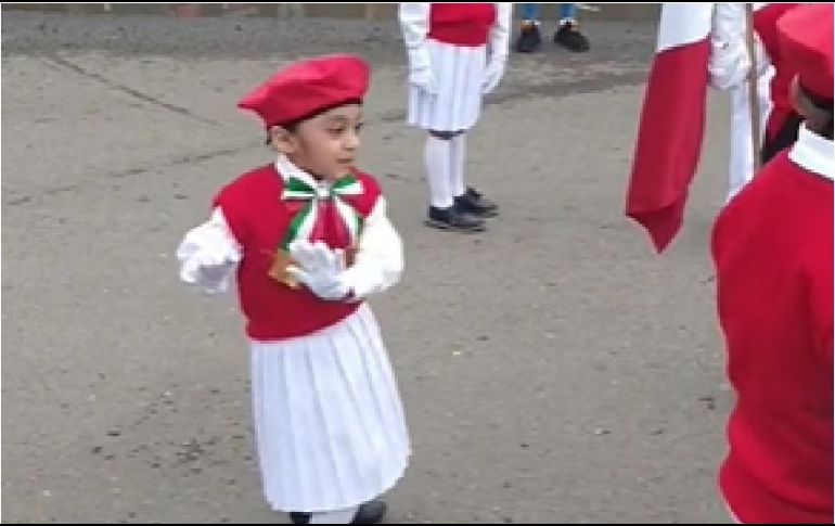 En el video se observa que la gente alrededor aplaudía y la menor continuaba moviéndose feliz a pesar de que la maestra le pedía, también con una sonrisa en su cara, que se acoplara con el resto de sus compañeros y dejara de bailar. ESPECIAL